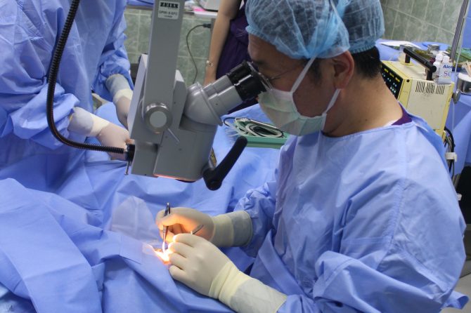 MEDICOS COREANOS Y PERUANOS HACEN CIRUGIAS GRATUITAS EN EL  HOSPITAL CARLOS LANFRANCO LA HOZ