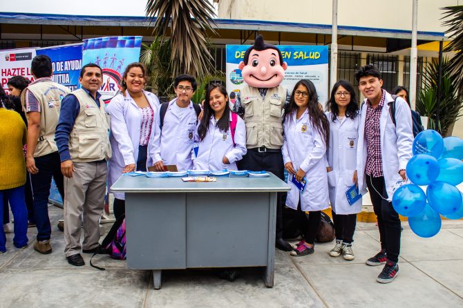 FERIA LUDICA INFORMATIVA SEMANA PERU CONTRA EL CANCER